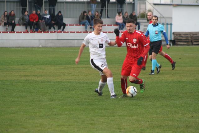 Niederneukirchens Besfort Gashi (r.) sorgte in der 65. Minute für das erlösende 1:0 im Derby gegen die St. Florian Juniors.