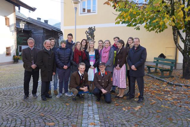Die Jungbürger mit Bgm. Michael Lackner (re.), Bildungswerk-Leiter Rudolf Schmiderer und Vizebgm. Günther Schmuck (li).