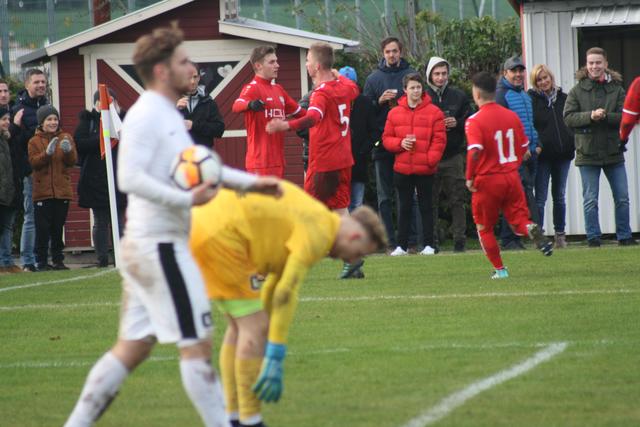 Während die Florianer den Ball zum zweiten Mal an diesem Tag aus dem Netz holen müssen, lässt sich Florian Gruber von seinen Kollegen feiern.