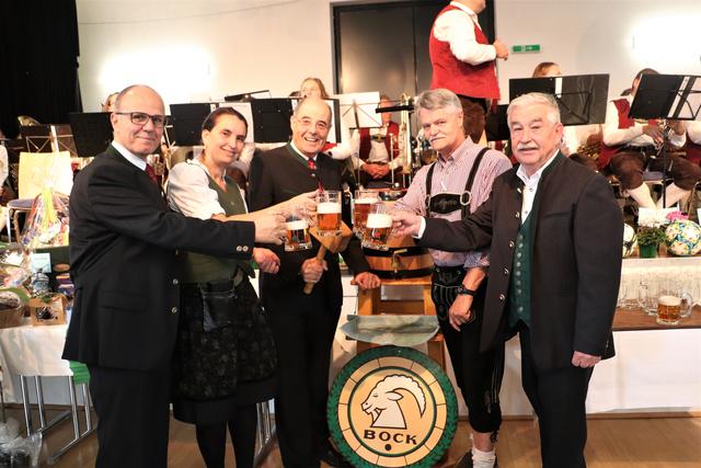 Der Gemeindevorstand von Fernitz-Mellach (Helmut Baudendistel, Nina Kostner, Karl Ziegler, Robert Maitz und Werner Skringer) hob die Krüge | Foto: Edith Ertl