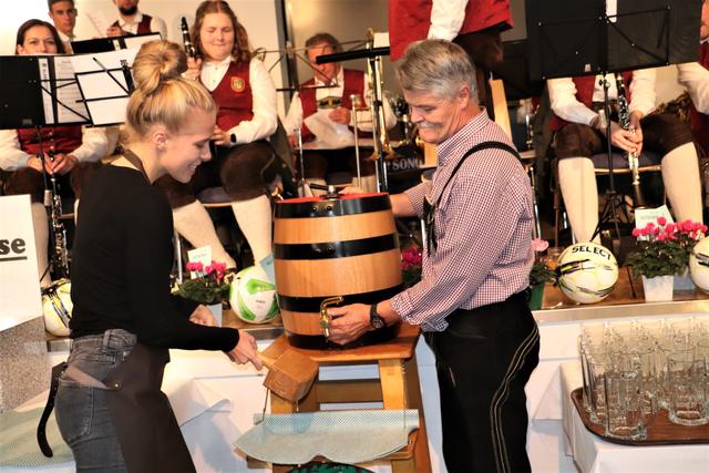 Treffsicherheit bewies SK Sturm Fußballerin Celina Degen auch beim Bockbieranstich in ihrer Heimatgemeinde Fernitz-Mellach. | Foto: Edith Ertl