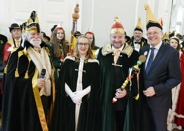 Das Landesprinzenpaar aus Oberdrauburg Heidemarie Brandstätter und Christian Hopfgartner mit LH Peter Kaiser und BÖF-Landespräsident Bruno Arendt.