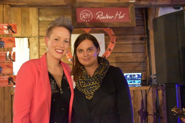 Ideenspenderin Kathrin Wolf und Nina Höpperger vom Rietzerhof, der sich als Veranstaltungslocation für die Hochzeitsmesse hervorragend eignete. | Foto: Schöpf