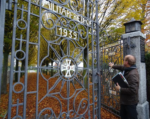 Dr. Gusenbauer informiert die Teilnehmer beim historischen Rundgang vom Bahnhof in Mauthausen zum "Lagerfriedhof", dem ehemaligen Kriegsgefangenenlager des 1. Weltkrieges.