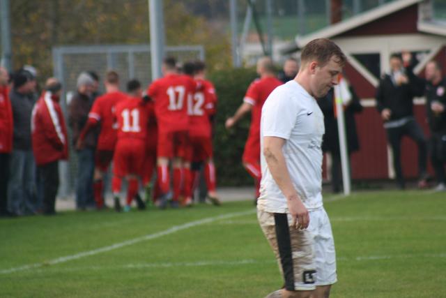 Ein Bild mit Symbolcharakter: Niederneukirchen bejubelt das 2:0, St. Florian enttäuscht.