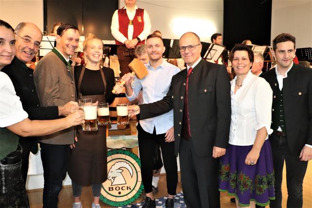 Nina Kostner, Karl Ziegler, Ernst Gödl, Celina Degen, Jakob Jantscher,  Helmut Baudendistel, Tanja Venier und Lukas Schnitzer beim Bockbieranstich in Fernitz-Mellach. | Foto: Edith Ertl