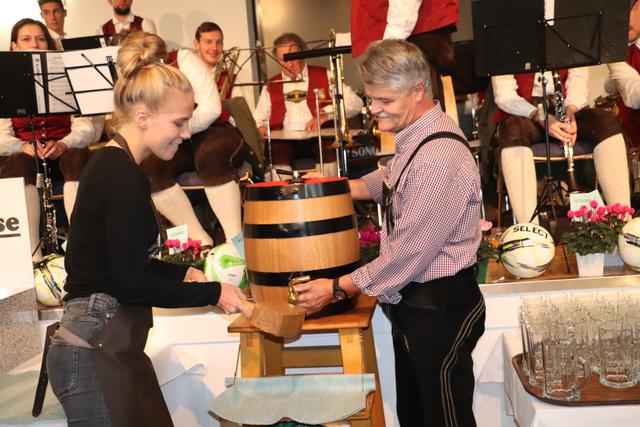 Nach drei Schlägen floss das Bier | Foto: Edith Ertl