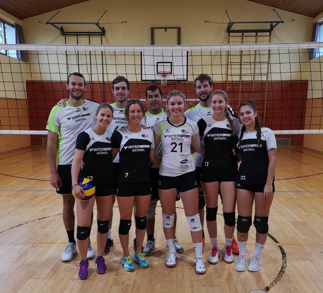 vorne v.l.n.r. Theresa Schmalzl, Iris Ferbus, Lena Fritz, Melanie Hagleitner, Jasmina Musinovic  ; hinten v.l.n.r Florian Wanghofer, Christoph Kleber, Nuri Amiri, Michael Alphasamer | Foto: Volleyboi Zell