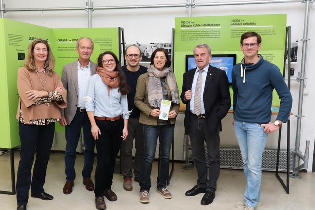 Ausstellungseröffnung im OKH: Stadträtin Sonja Pickhardt-Kröpfel, Bürgermeister Herbert Brunsteiner, Jolanda de Wit, Richard Schachinger, Sabine Watzlik, Bürgermeister Karl Staudinger, Josef Nußdorfer (v.l.). | Foto: Jungwirth