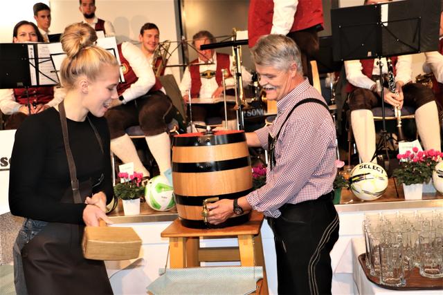Treffsicherheit bewies SK Sturm Fußballerin Celina Degen auch beim Bockbieranstich in ihrer Heimatgemeinde Fernitz-Mellach. | Foto: Edith Ertl