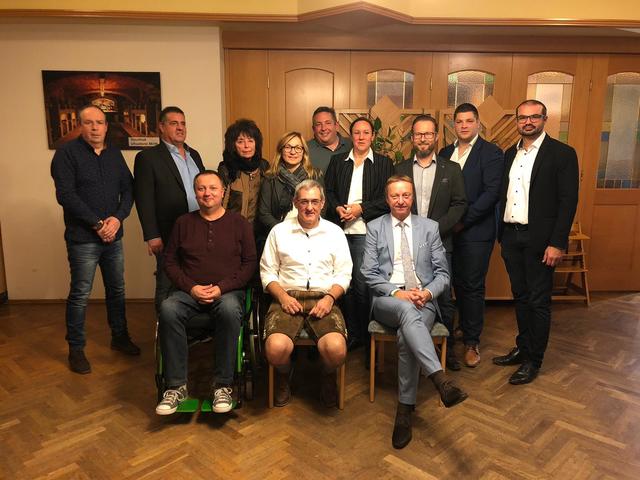 Der neue FPÖ-Bezirksobmann Rudolf Smolej (vorne Mitte) mit seinen politischen Mitstreitern Heinz Bruchmann und Johann Tschürtz (vorne von links), Oskar Kahr, Alexander Benes, Ilse Benkö, Manuela Tiller, Franz Schenk, Michael Kristan und Markus Wiesler (hinten von links). | Foto: FPÖ