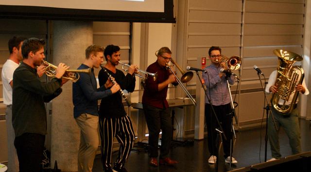 Die Gruppe Federspiel begeisterte die Mitglieder der Salzburger Blasmusik im Uni-Hörsaal.  | Foto: Alexander Holzmann