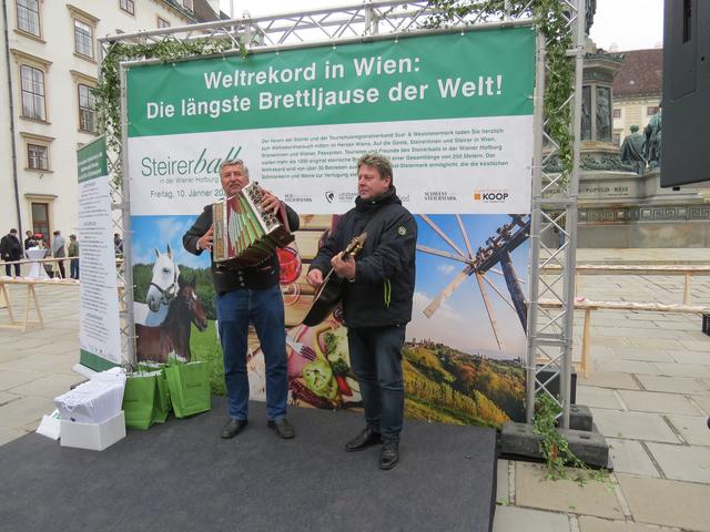 Musik gehört bei einem zünftigen Steirerfest dazu, bei der längsten Brettljause der Welt ebenfalls!