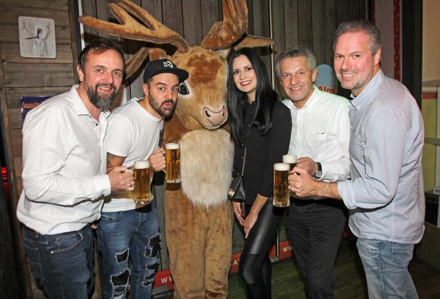 Von links: Linzer Alm-Chef Gerald Pointner, Youtube-Star Marco Wagner, Linzer Alm-Maskottchen Johnny – der Alm Hirsch, Melina Stumpf, Josef Paukenhauder (BrauUnion), Linzer Alm-Chef Marc Zeller | Foto: Jobst
