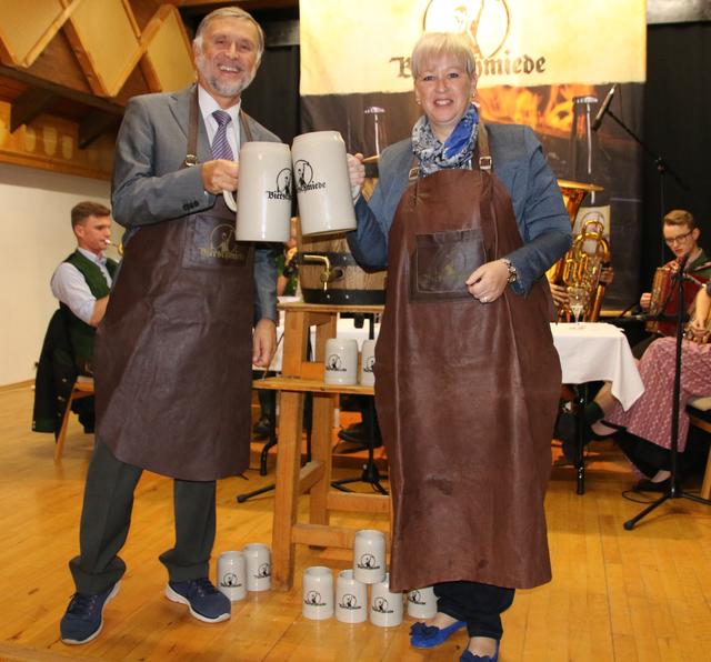 Bezirkshauptmann Martin Gschwandtner und Bürgermeisterin Nicole Eder. | Foto: Bierschmiede