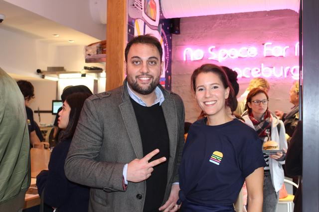 Kenan - Kenny - Koc hat mit Laura Uzman und weiteren Partnern das erste vegane und glutenfreie Burgerlokal am Hohen Markt eröffnet. | Foto: Sabine Ivankovits