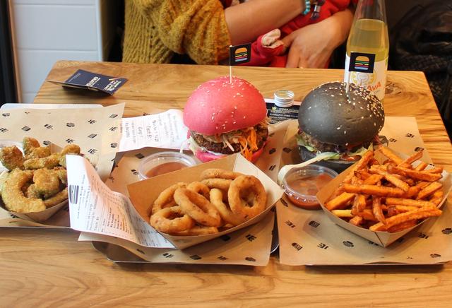 Alles vegan und glutenfrei: Spacige Burger, Avocado Fries, Zwiebelringe, Pommes aus Süßkartoffel und verschiedene Dips. | Foto: Sabine Ivankovits