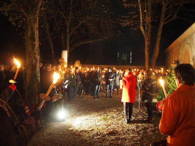Die sozialdemokratischen FreiheitskämpferInnen Tirol gedenken jedes Jahr, am 09. November, dieser grausamen Nacht und ihrer Opfer. 200 Personen fanden sich Samstagabend am jüdischen Friedhof ein um dem Pogromgedenken beizuwohnen. | Foto: FreiheitskämpferInnen Tirol
