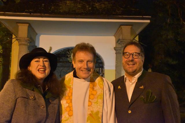 Fiona Arnold, Bezirksjägermeisterin von Innsbruck, mit Pfarrer Florian Schomers und Vize-Bürgermeister Franz X. Gruber | Foto: Rüggeberg