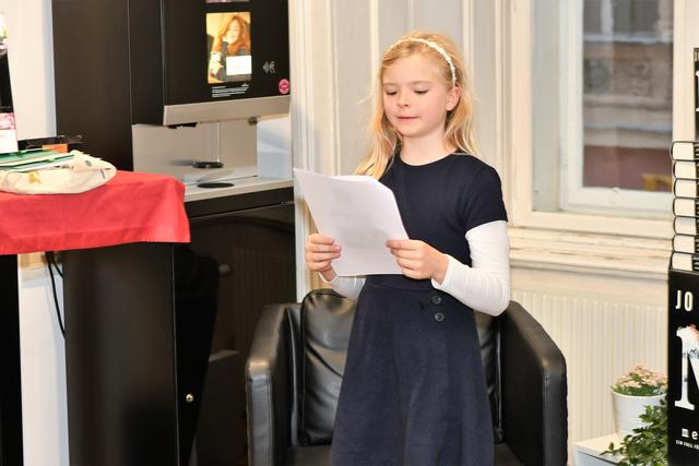 Marie Czerwenka beim Vorlesen ihrer spannenden Geschichte.
