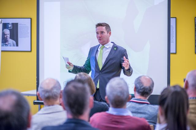 Josef Mantel (ÖVP), Vorsitzender des Umweltausschusses präsentiert den Climate Talk.