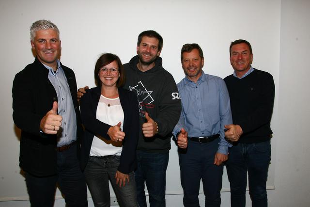 andecks TSV-Vorstand Christoph Patigler, Barbara Strolz, Christoph Wolf mit Rudi Lapper (TSV-Vizepräsident), Benny Pregenzer (SZL-Präsident) - von links.  | Foto: TSV/Toni Zangerl