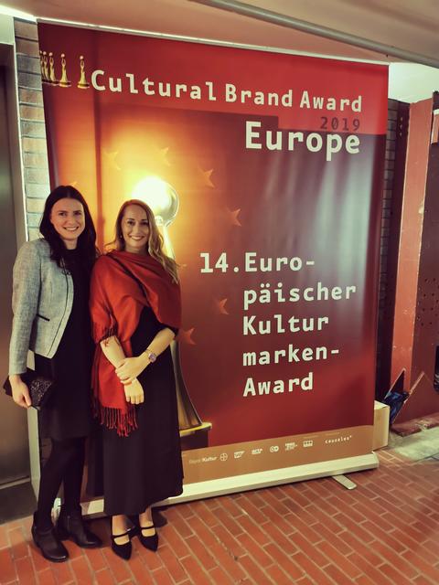 Katharina Auer und Daniela Neumayer vom Tourismusverband Saalfelden Leogang bei der feierlichen Preisverleihung in Essen. | Foto: Saalfelden Leogang Touristik