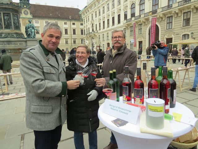 Den Passanten schmeckt der Schilcherwein von Josef Strohmeier.