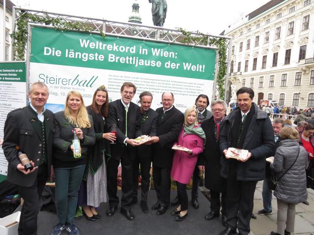 Nach dem geglückten Weltrekord und der längsten Brettljause der Welt hatten die Steirer rund um Andreas Zakostelsky (Obmann der Steirer in Wien, 4.v.li.) und Guido Jaklitsch (Obmann des TRV Süd- und Weststeiermark, 5.v.li.) Grund zum Feiern.