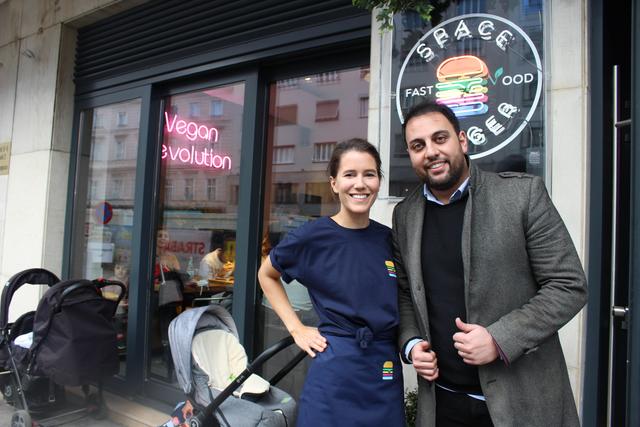 Kenan - Kenny - Koc hat mit Laura Uzman und weiteren Partnern das erste vegane und glutenfreie Burgerlokal am Hohen Markt eröffnet. | Foto: Sabine Ivankovits