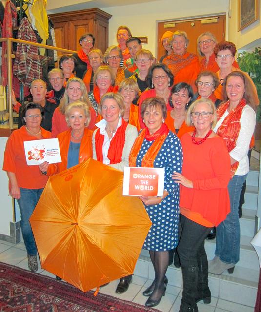 Die Stockerauer Soroptimistinnen tauchen das Rathaus in orangenes Licht. | Foto: Niederhammer