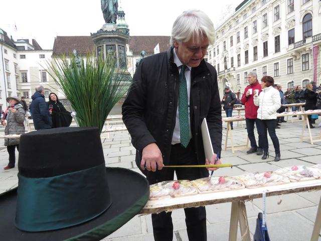 Notar Gerhard Schuessler vermisst die Brettljause ganz genau.