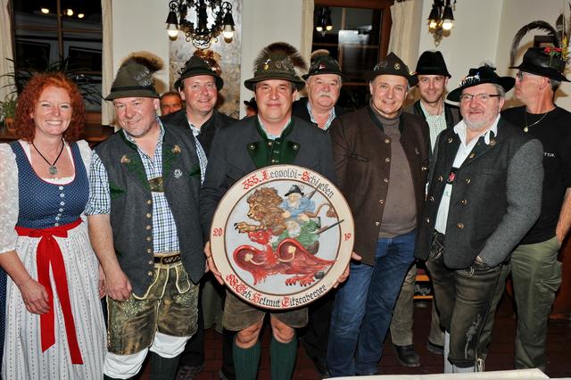 v.l.. Stadträtin Brigitte Platzer, Oberschützenmeister Burghard Greiner, Florian Schmaranzer Sieger Geburtstagsscheibe und die Gewinner der einzelnen Klassen – Foto Franz Frühauf