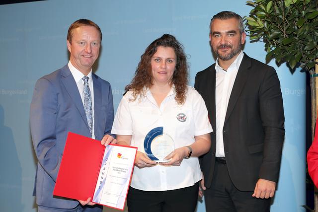Caroline Grandits wurde von Landeshauptmann-Stellvertreter Johann Tschürtz (links) und Verkehrslandesrat Heinrich Dorner geehrt.
