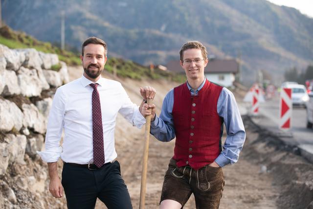 Landesrat Stefan Schnöll besichtigt den neuen Radweg in Ebenau mit Bürgermeister Johannes Fürstaller. | Foto: Land Salzburg/Neumayr/Probst
