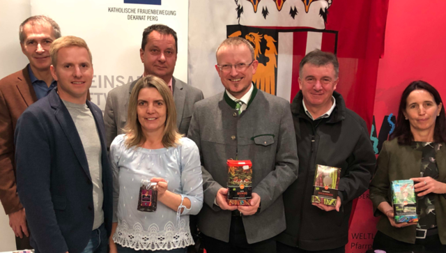v.l.n.r.: AK-Bezirksstellenleiter Kurt Punzenberger, Bezirkspolizeichef Florian Engler, LAbg. Bgm. Anton Froschauer, Mitarbeiterin KFB, Bezirkshauptmann Werner Kreisl, Dechant Konrad Hörmanseder, Mitarbeiterin KFB | Foto: BH Perg/Haunschmied