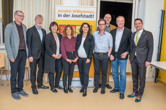 Bezirkschefin Veronika Mickel-Göttfert (Mitte r.) mit Josef Mantl (r.) und den geladenen Experten.