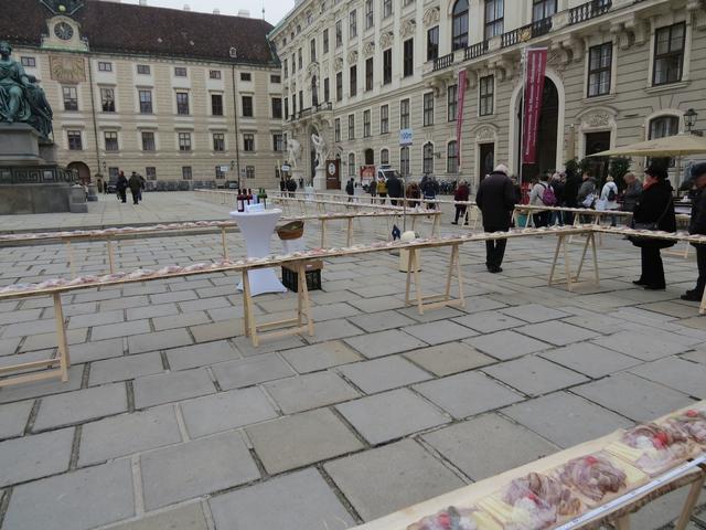 250 Meter und 50 Zentimeter betrug die lange Brettljause im Inneren Burghof der Wiener Hofburg.