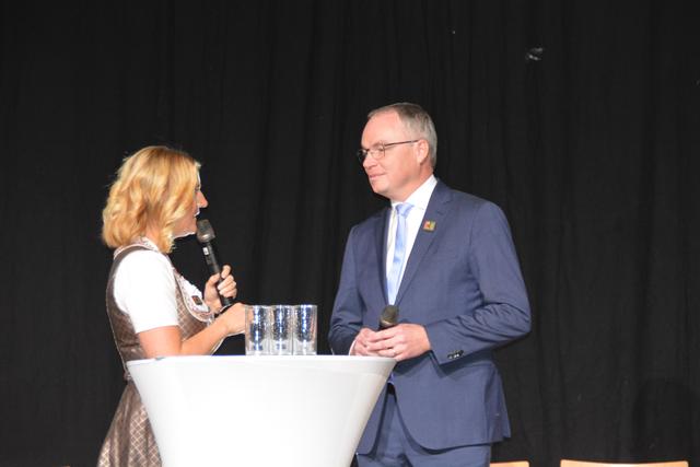 Moderatorin Birgit Perl mit Landesvize Stephan Pernkopf.