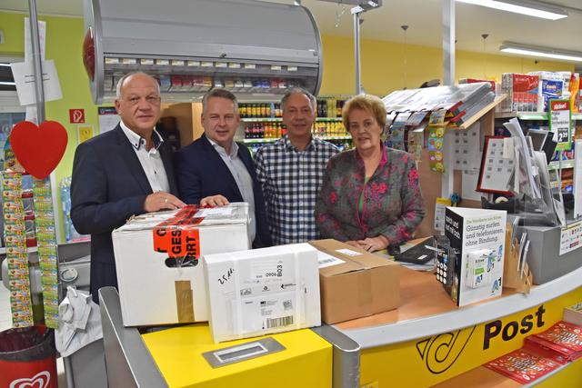 Protest: LAbg. Wolfgang Sodl, Bundesrat Jürgen Schabhüttl, der Olbendorfer Postpartner Wolfgang Penzinger, Landtagspräsidentin Verena Dunst (von links).