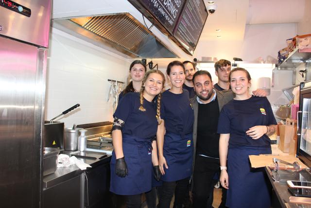 Kenny und Laura mit dem Team von Space Burger. | Foto: Sabine Ivankovits
