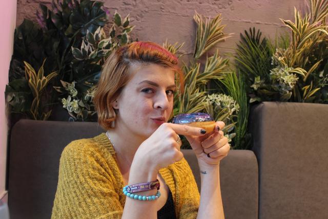 Nach Bürgern, Avocado Fries und Pommes aus Südkartoffeln hat sich Chiara auch noch einen köstlichen Donut gegönnt. | Foto: Sabine Ivankovits