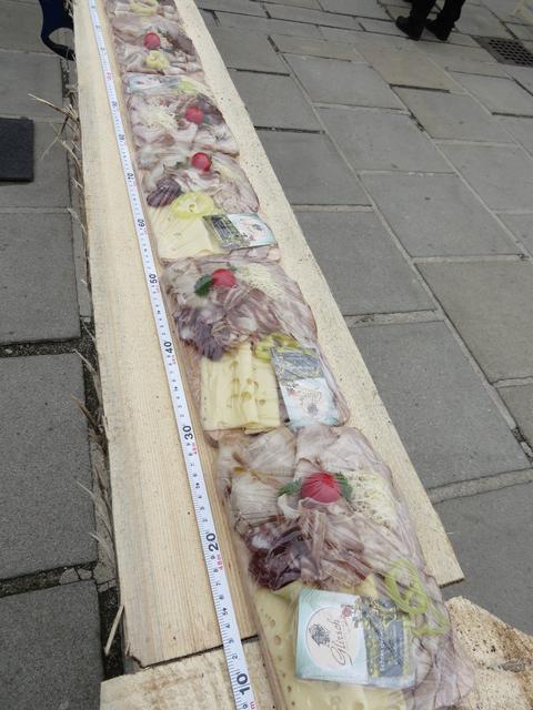 250 Meter und 50 Zentimeter betrug die lange Brettljause im Inneren Burghof der Wiener Hofburg.