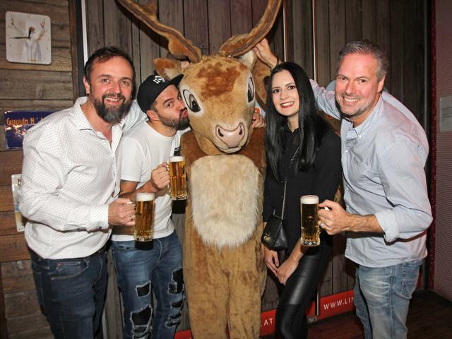 Von links: Linzer Alm-Chef Gerald Pointner, Youtube-Star Marco Wagner, Linzer Alm-Maskottchen Johnny – der Alm Hirsch, Melina Stumpf, Josef Paukenhauder (BrauUnion), Linzer Alm-Chef Marc Zeller | Foto: Jobst