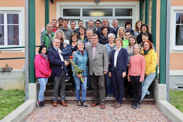 Ein Vierteljahrhundert Bürgermeister: Gerhard Gschiel mit Gattin Heidi im Kreis der Mitarbeiter sowie ehemaliger Bankkollegen. | Foto: Alfred Mayer