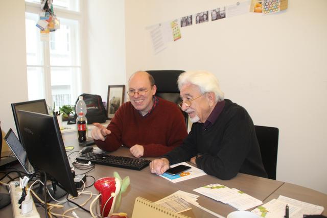 Beim Beratungstag erklärt Wikipedianer Arno Grumbeck  (links) dem Besucher Lutz P. wie man Artikel bearbeitet. | Foto: Lea Bacher