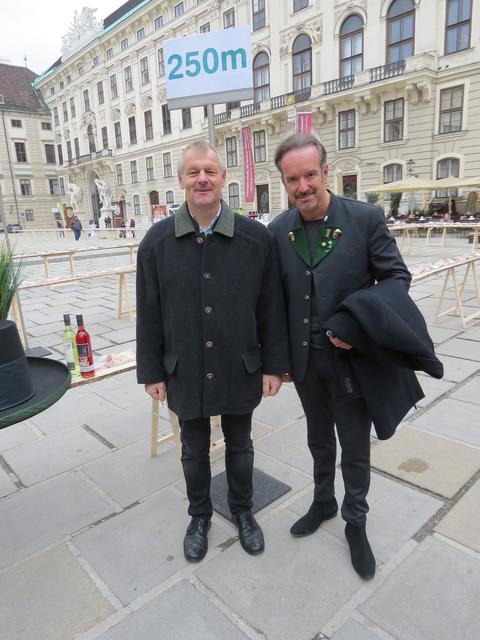Herbert Germuth und Guido Jaklitsch, Stellvertreter und Obmann des Tourismusverbandes Süd- und Weststeiermark beim Weltrekordversuch.