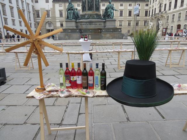 Brettljausen und Weine sind wie der Buschenschank ein Markenzeichen der Südsteiermark.