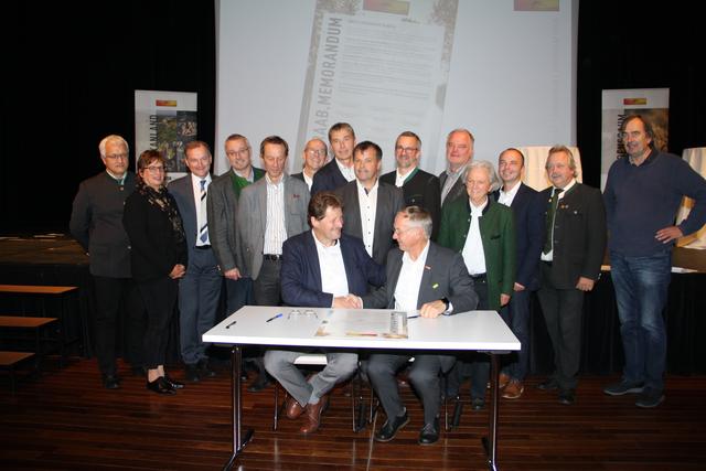 Die Schlüsselfiguren der Zukunftsenquete Raab, allen voran Johann Wiedner und Josef Ober (v.l.), unterzeichneten ein Memorandum.
