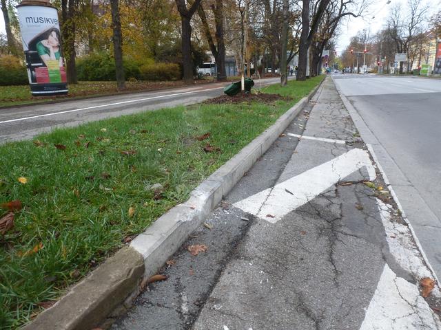 Rasender "Nobelhobel" oder Klein-Lkw machte den Geh- und Radweg zu seiner persönlichen Bremszone.